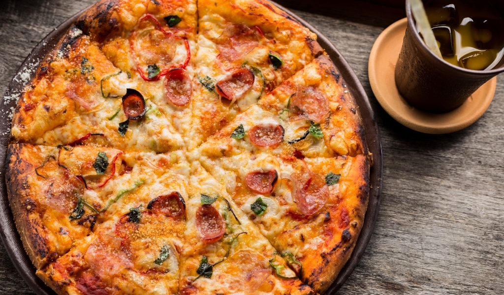 Большая ароматная пицца на толстом тесте