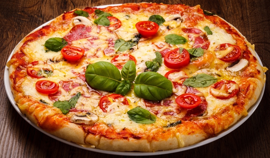 Пицца с сыром, базиликом и грибами