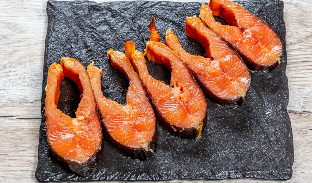 Запеченная красная рыба на столе