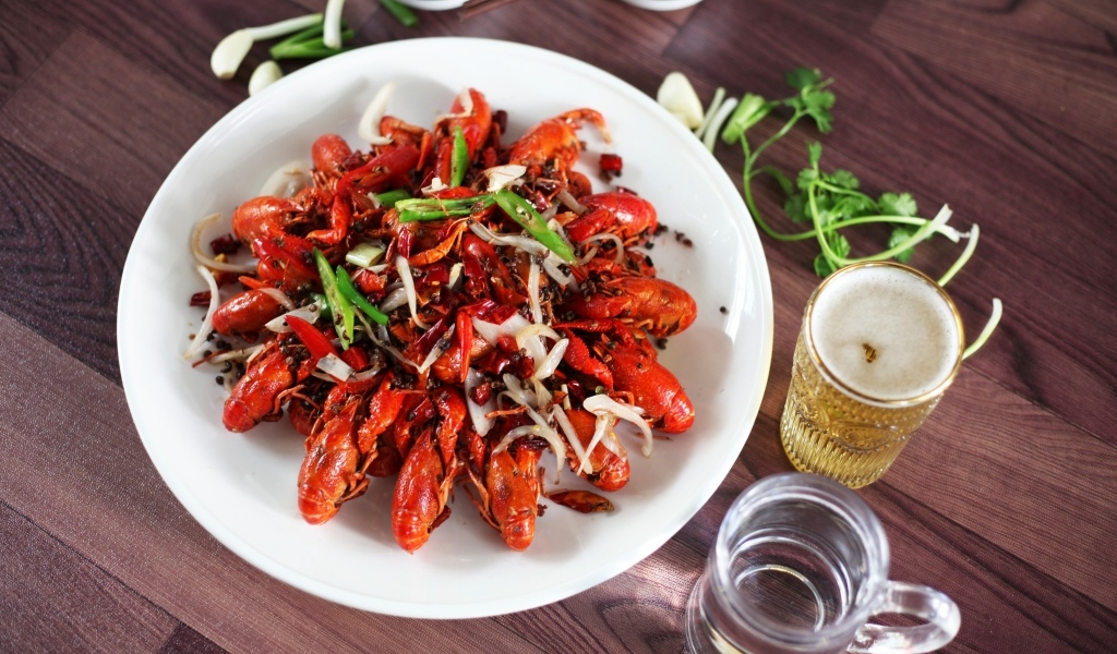 Вареные раки на столе с пивом