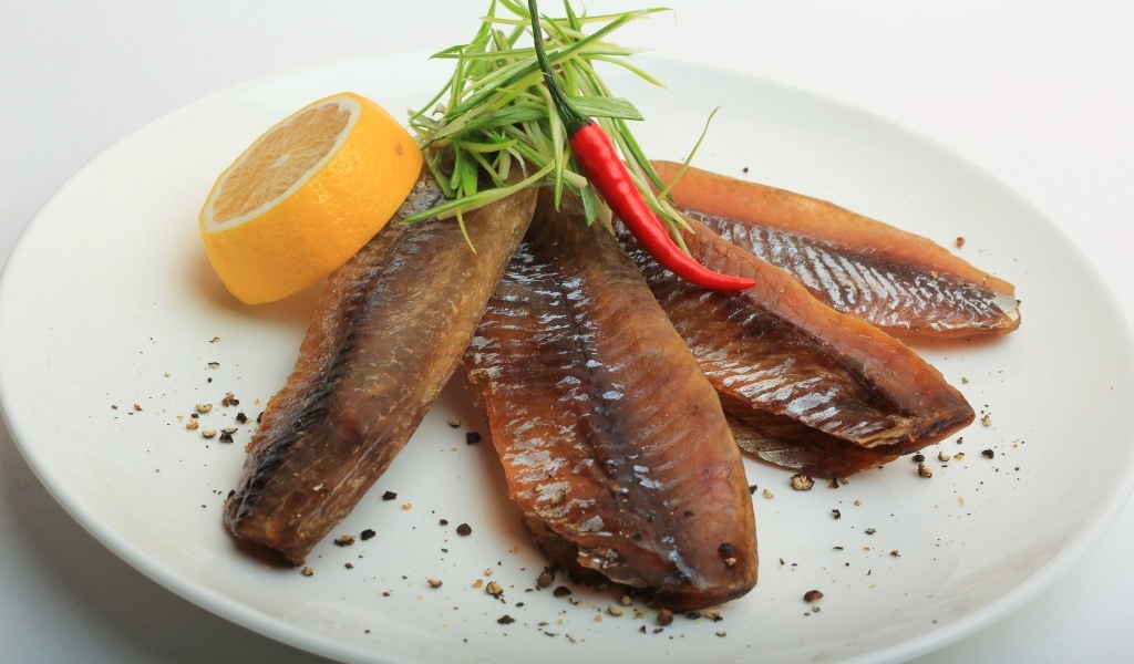 Вяленая вобла с куском лимона на тарелке
