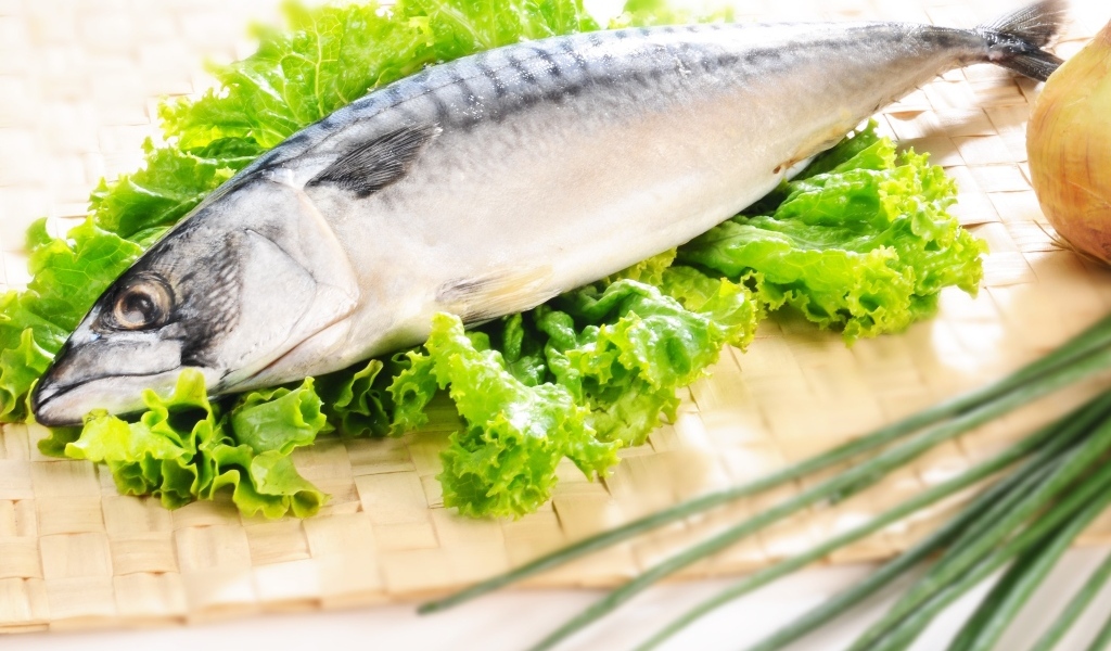 Крупная скумбрия с листьями салата