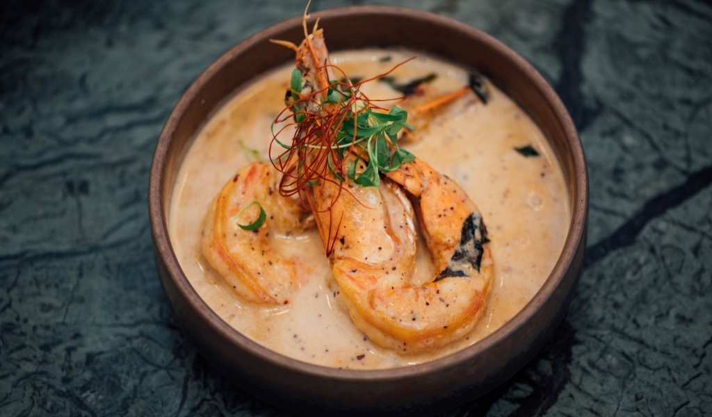 Суп мисо с креветками на столе