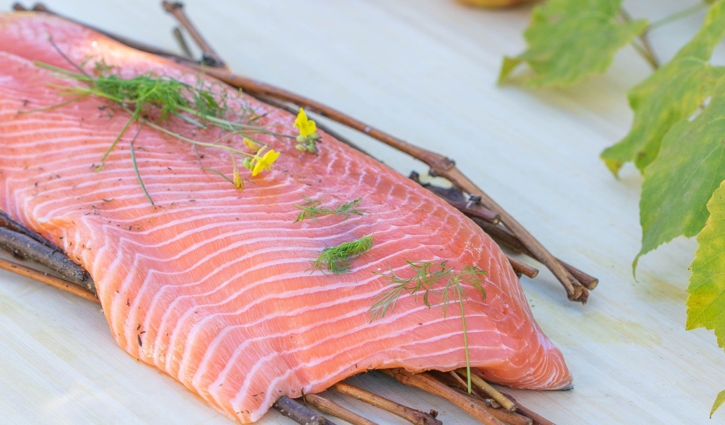 Кусок рыбы с ветками на столе