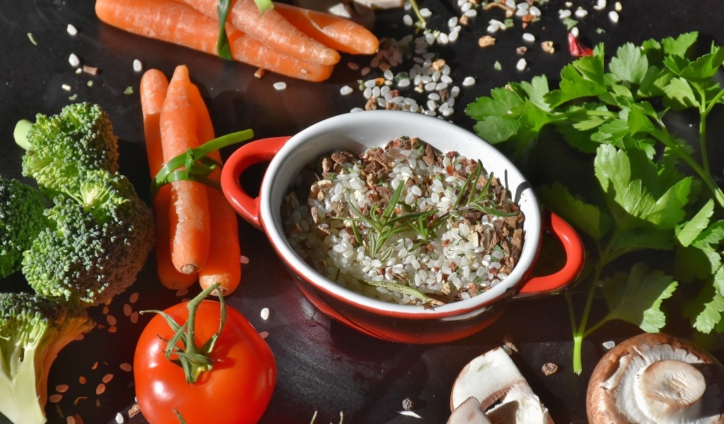 Рис на столе с морковью, помидорами и грибами