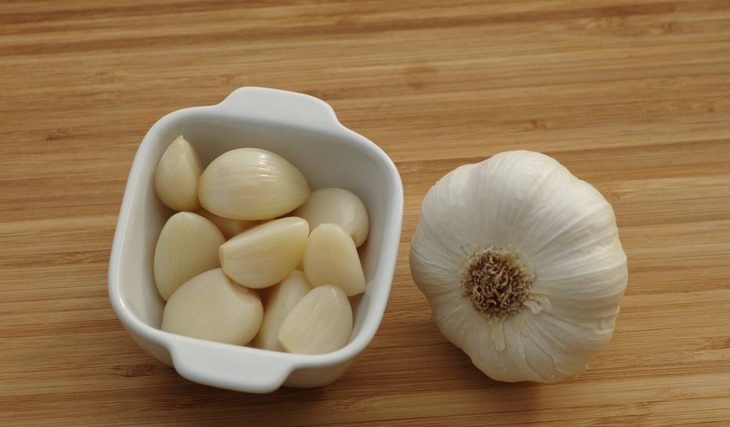Зубчики чеснока на столе 