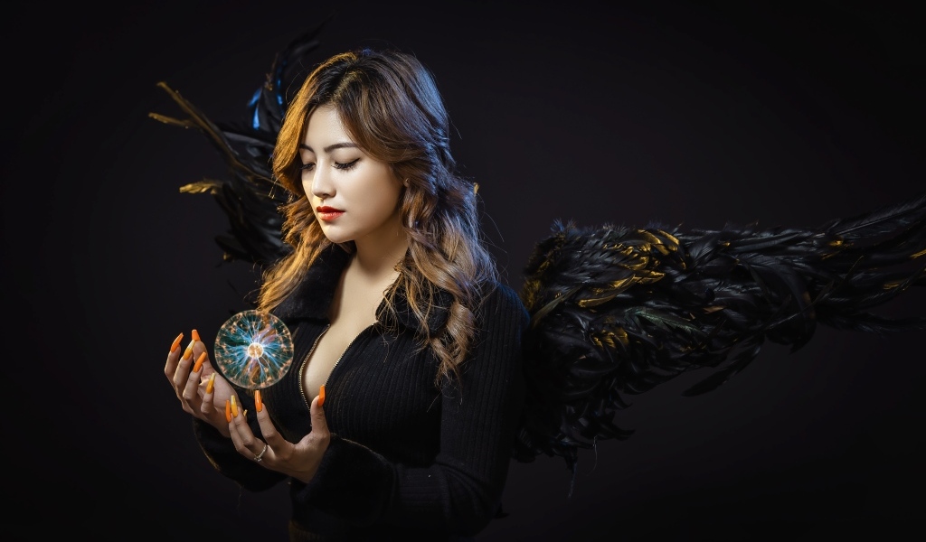 Девушка темный ангел с шаром