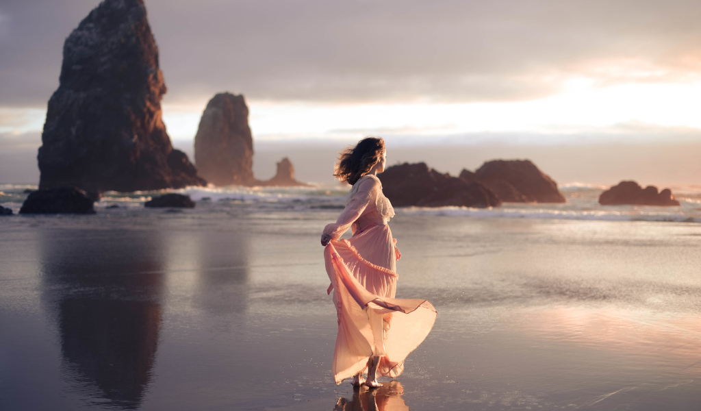 Девушка в длинном платье гуляет по воде