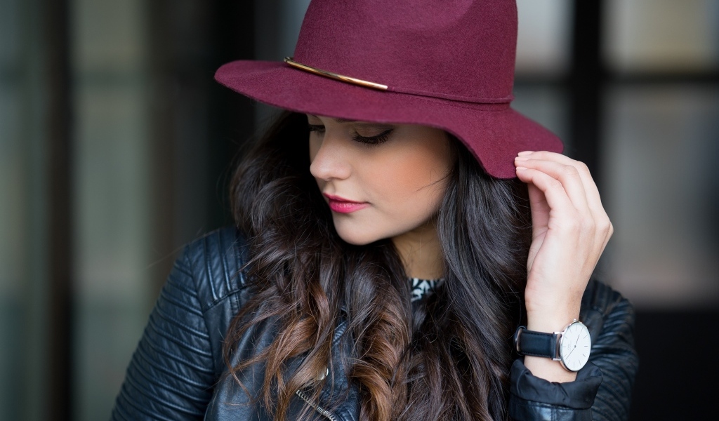 Настоящая девушка в большой бордовой шляпе