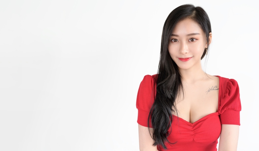 Девушка азиатка в красном платье на белом фоне