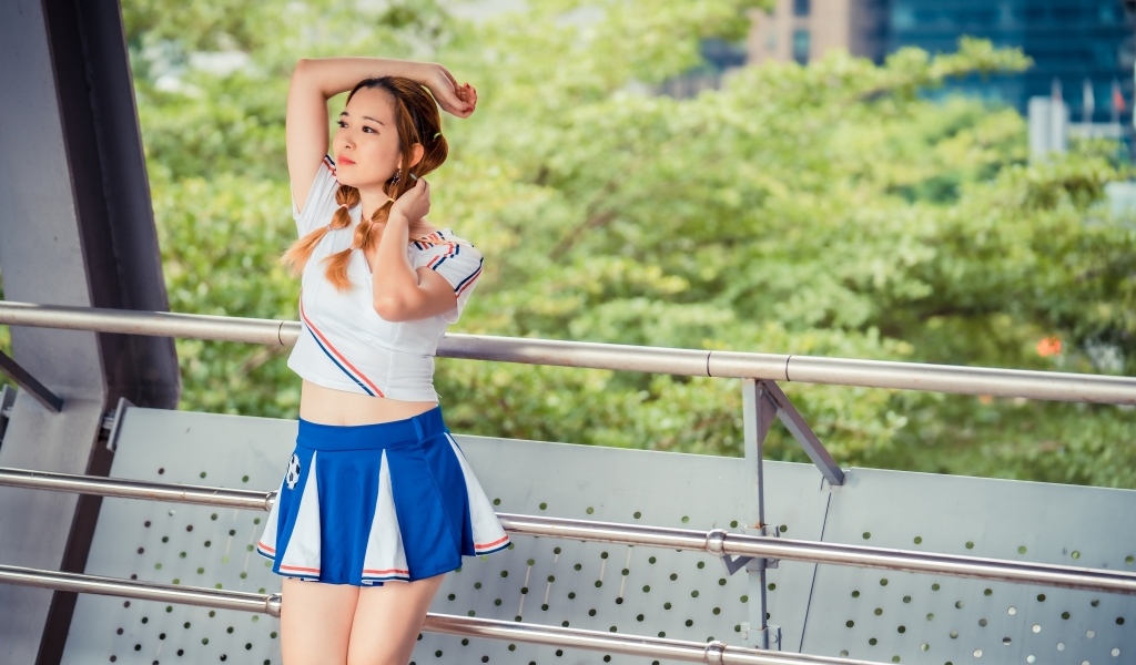 Девушка азиатка в короткой юбке