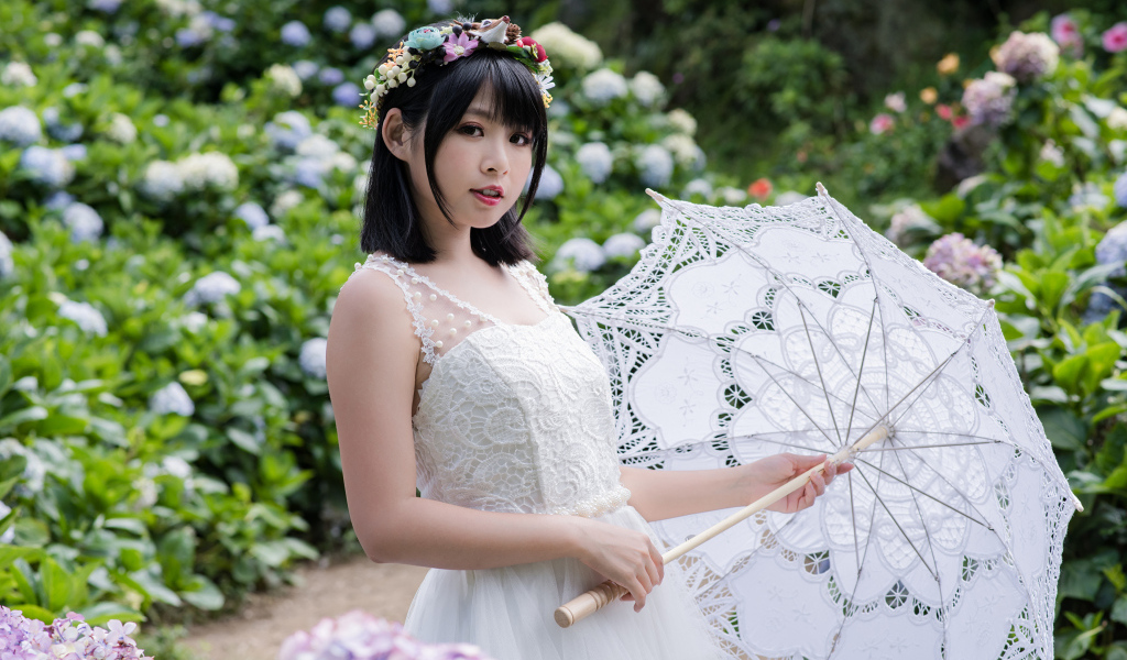 Девушка азиатка в белом платье с зонтом