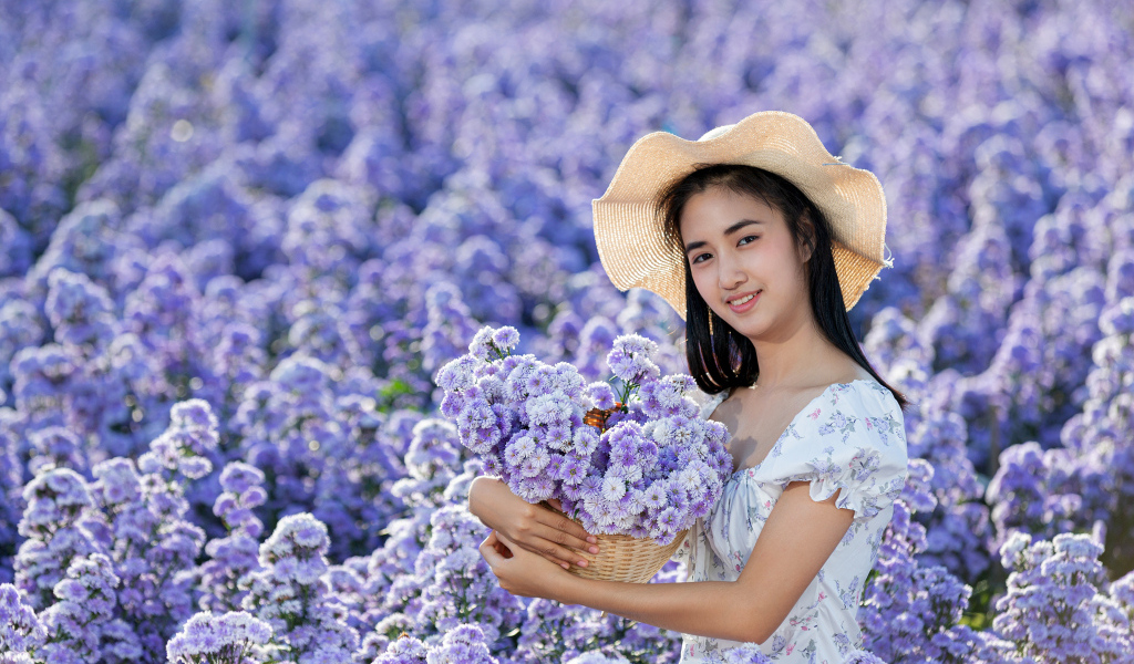 Девушка азиатка на поле с цветами