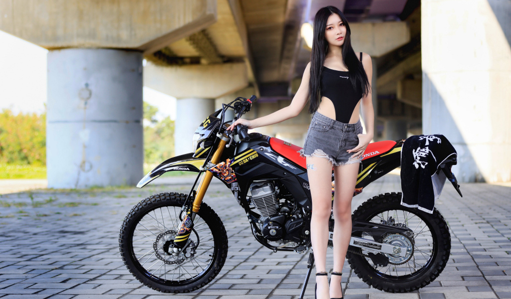 Девушка азиатка с большим мотоциклом