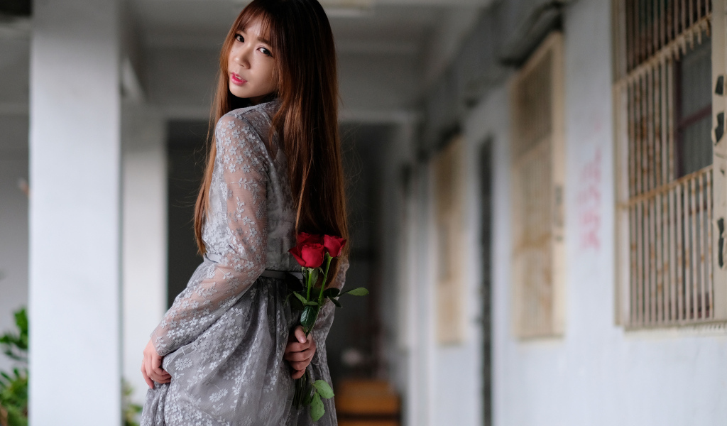 Девушка азиатка с букетом роз