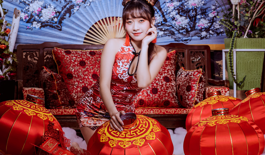 Девушка азиатка с фонариками