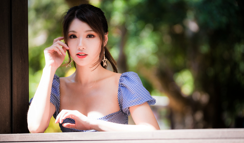 Азиатка в платье с красивыми серьгами