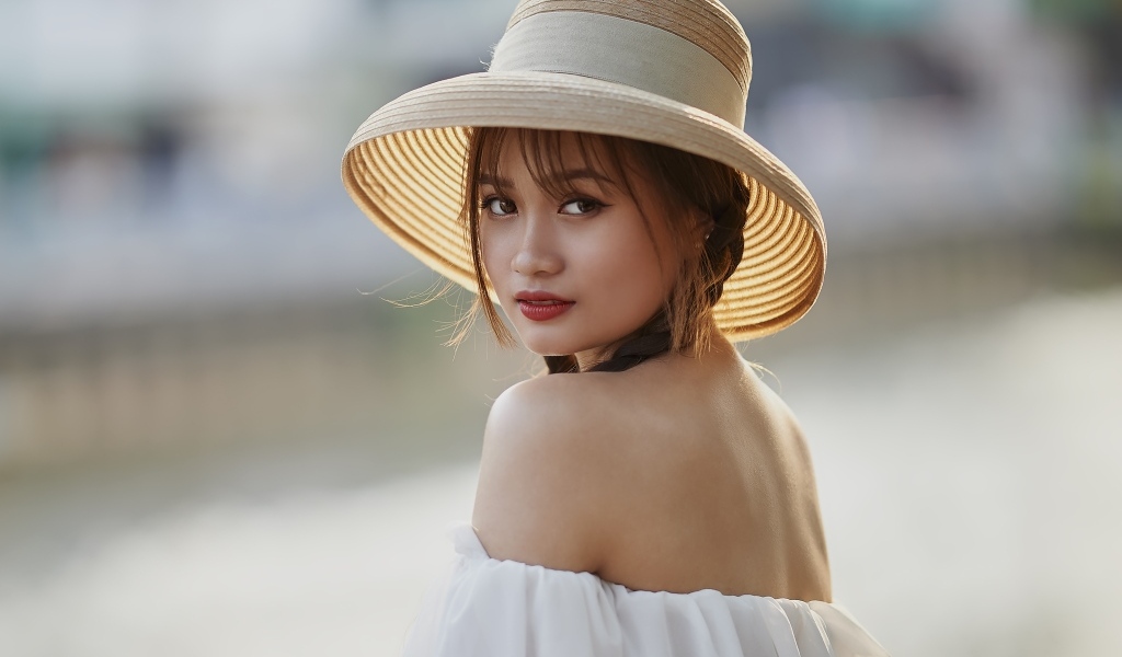 Красивая девушка азиатка в шляпе