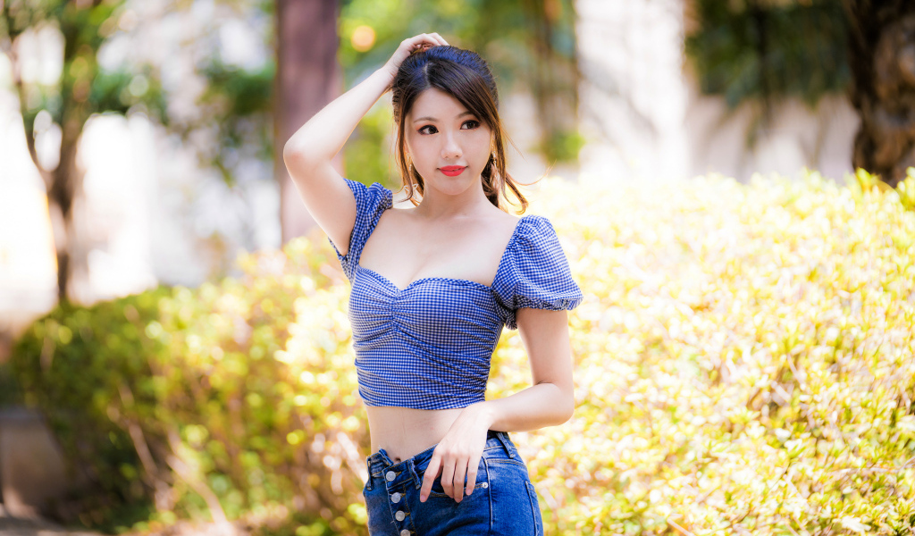 Красивая девушка азиатка в лучах солнца