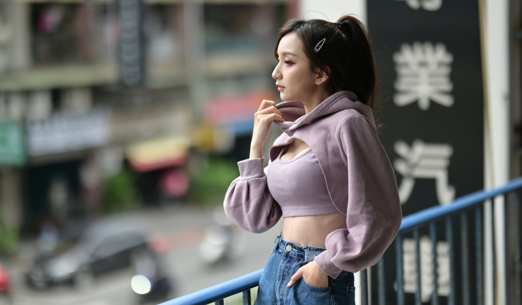 Красивая азиатка с грустным лицом