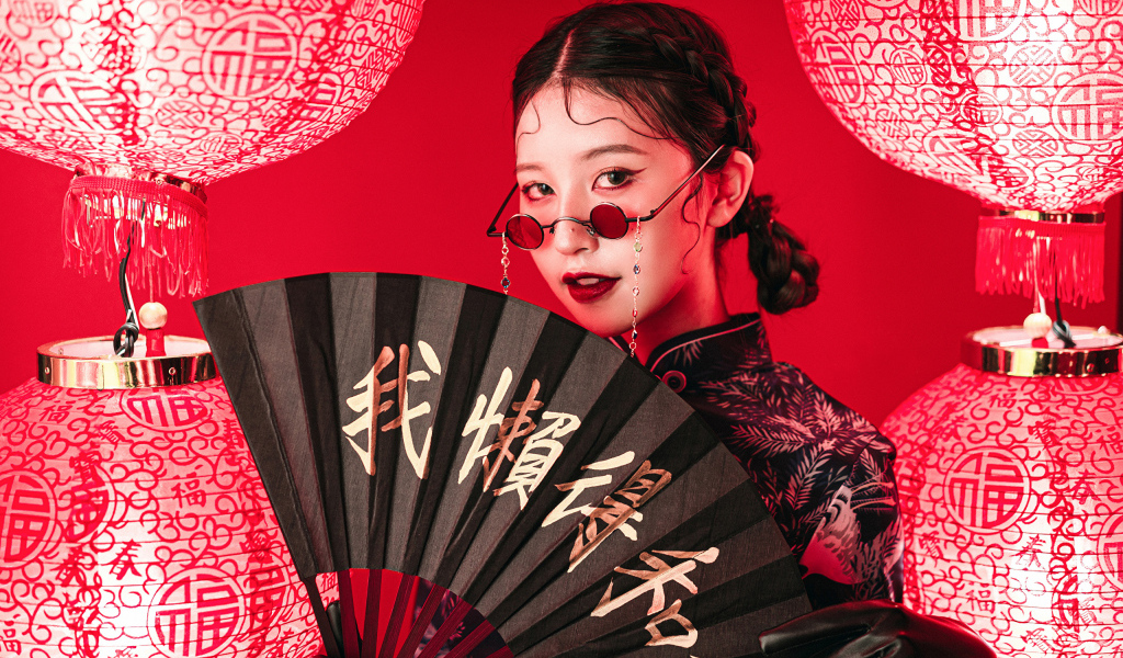 Красивая азиатка с большим черным веером