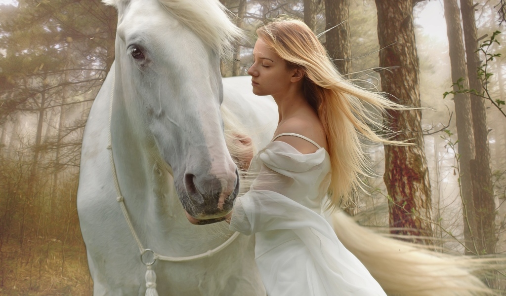 Красивая блондинка с конем в лесу