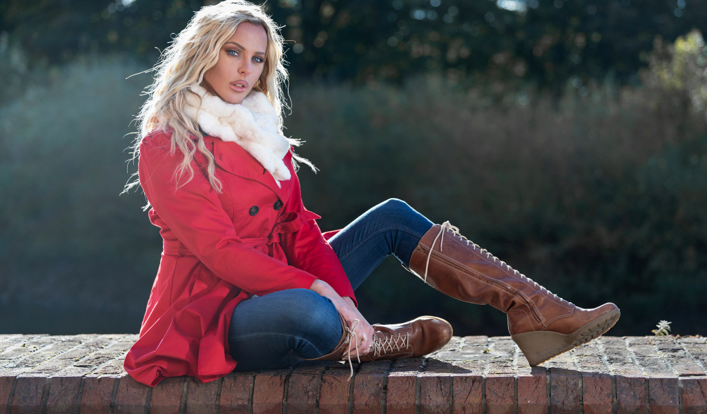 Красивая блондинка в красном пальто