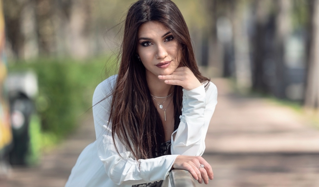 Красивая кареглазая брюнетка в белой рубашке