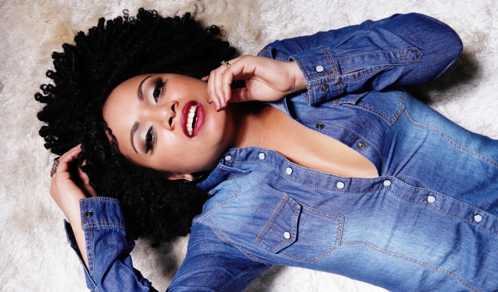 Красивая темнокожая девушка в джинсовой куртке