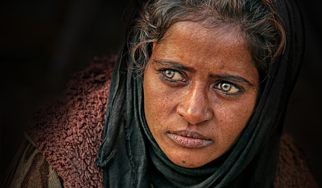 Красивые глаза темнокожей женщины