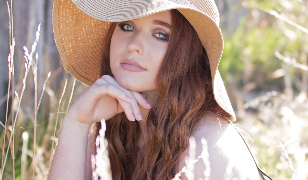 Красивая девушка в большой шляпе 