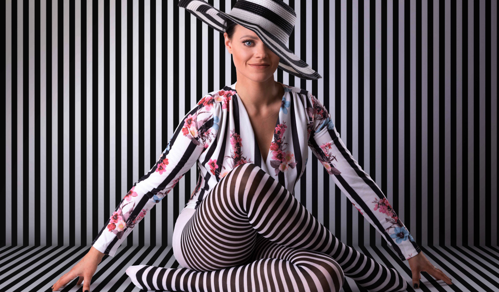 Красивая девушка в полосатом костюме