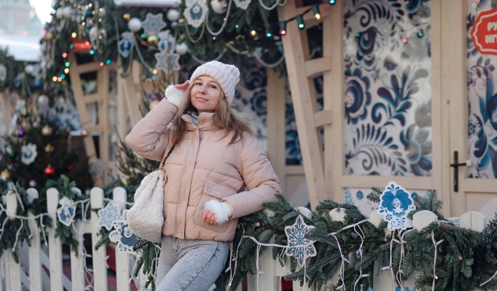 Красивая девушка в новогоднем парке