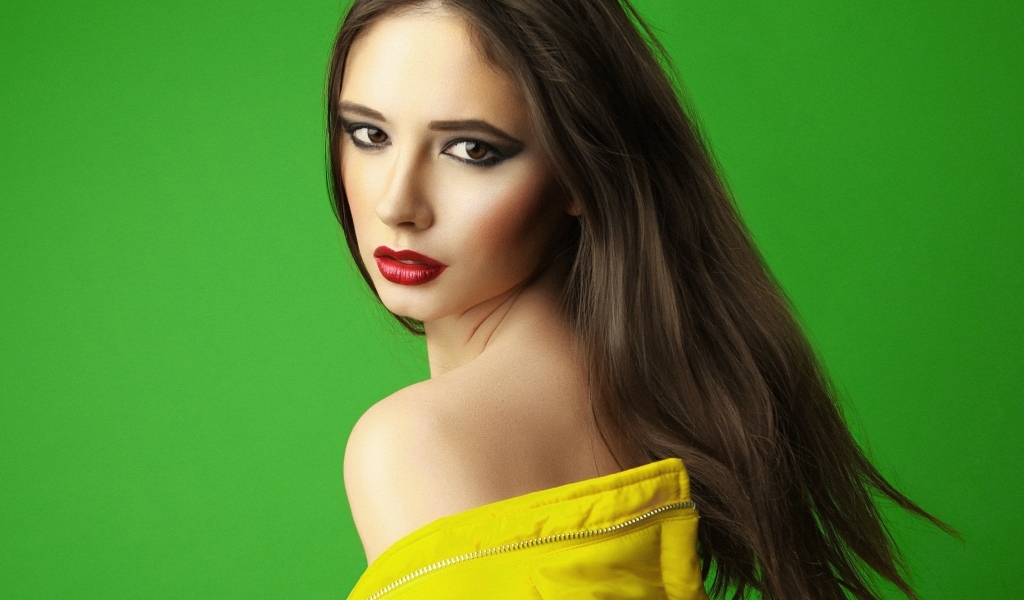 Красивая девушка на зеленом фоне