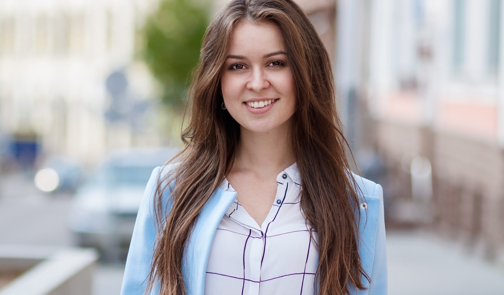 Красивая девушка с очаровательной улыбкой