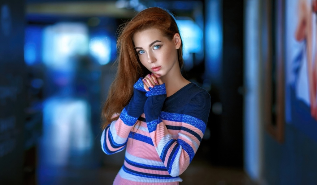 Красивая девушка с голубыми глазами в свитере