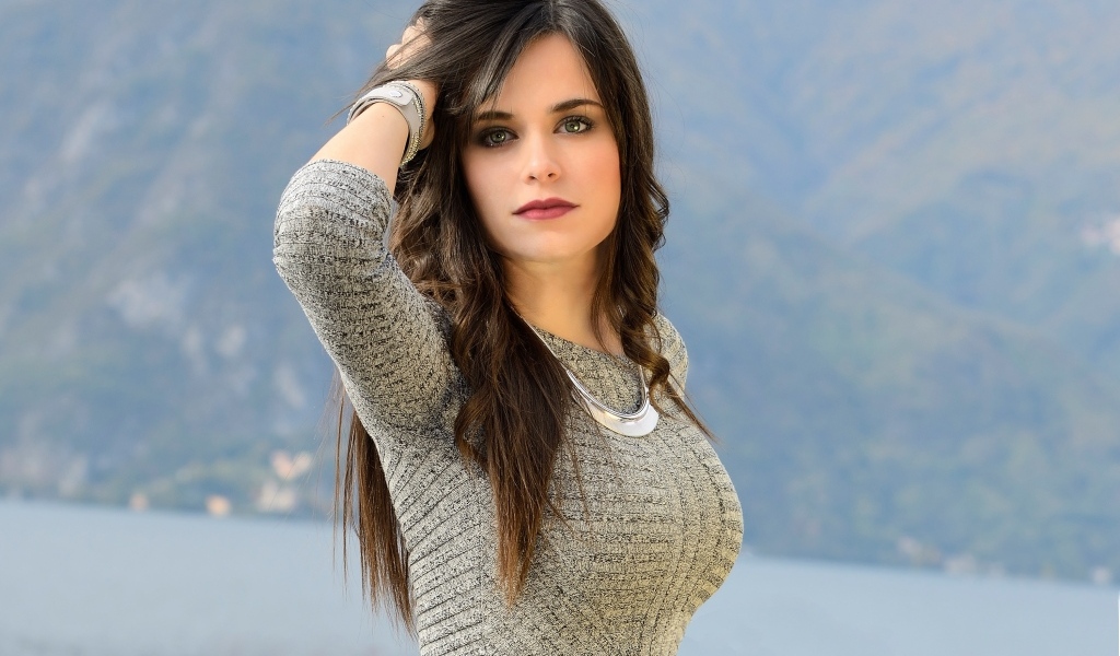 Красивая девушка с рукой в волосах