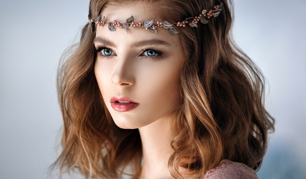 Красивая девушка с украшением на голове