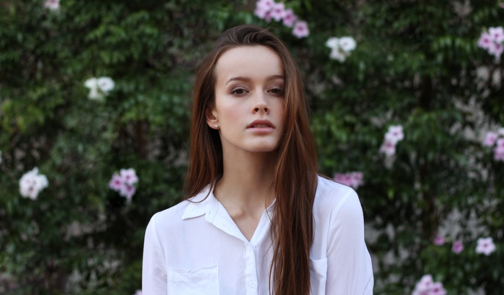 Красивая длинноволосая девушка в белой рубашке