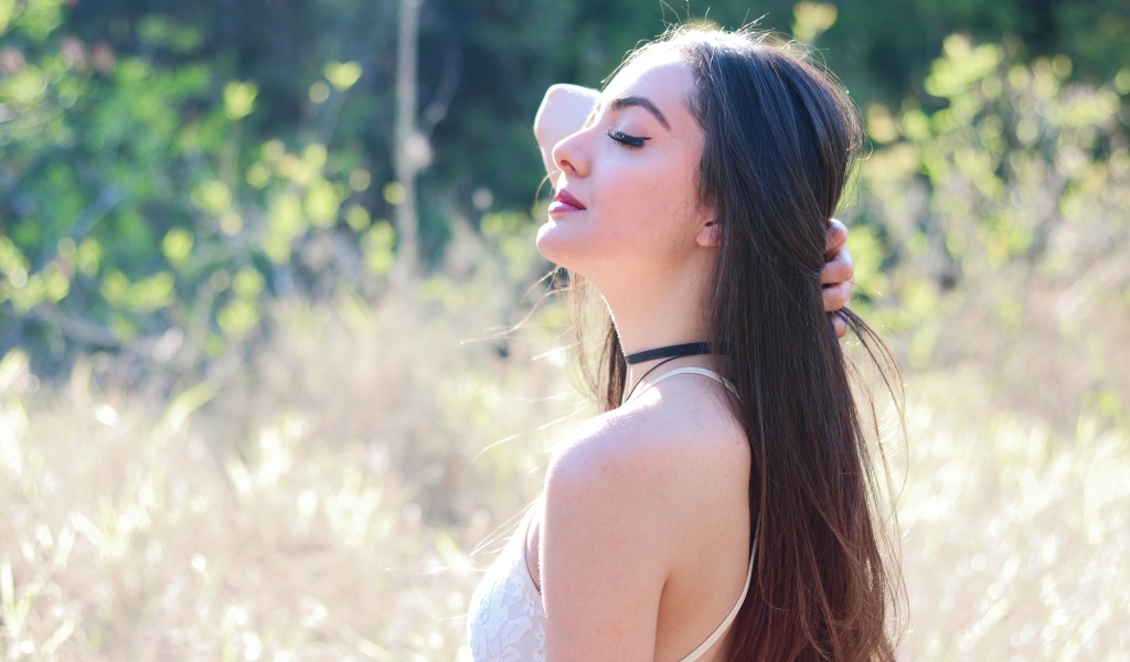 Красивая длинноволосая девушка на природе