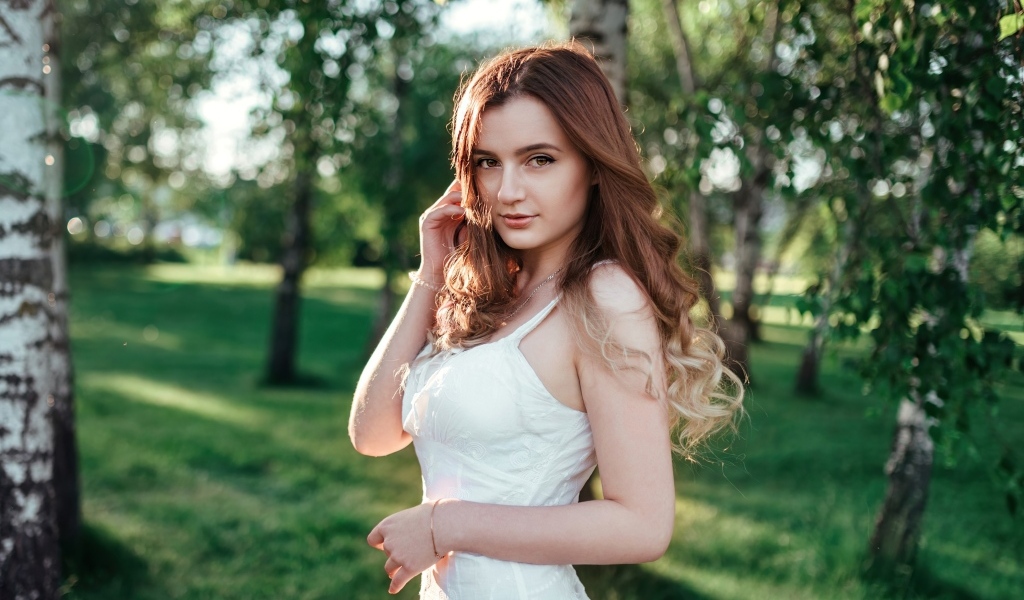 Красивая длинноволосая девушка в парке