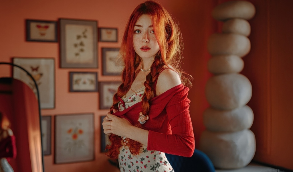 Красивая рыжеволосая девушка с косами