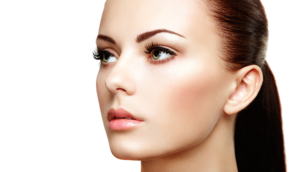 Красивое гладкое лицо молодой девушки 