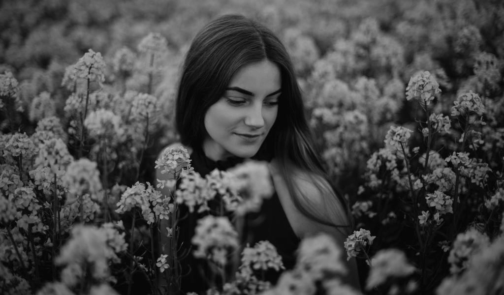 Черно-белое фото девушки в цветах