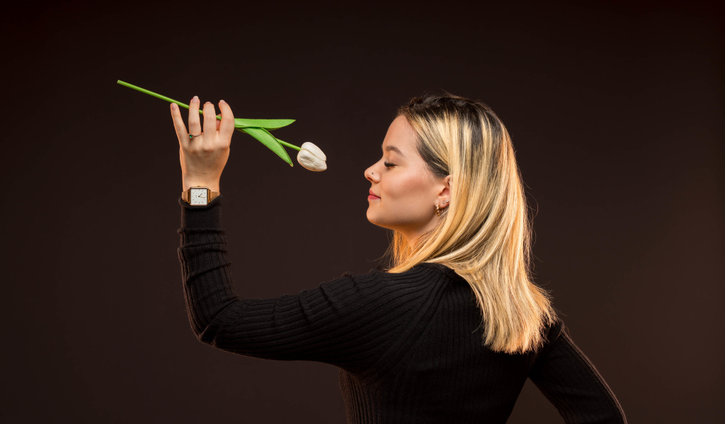 Блондинка с закрытыми глазами с тюльпаном в руках