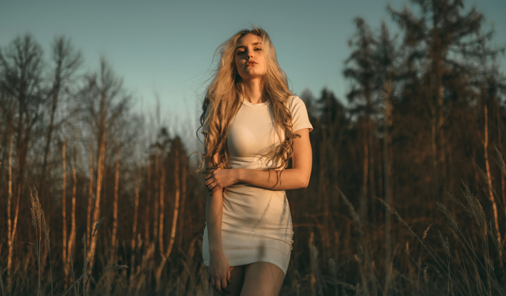 Блондинка в белом платье в лесу