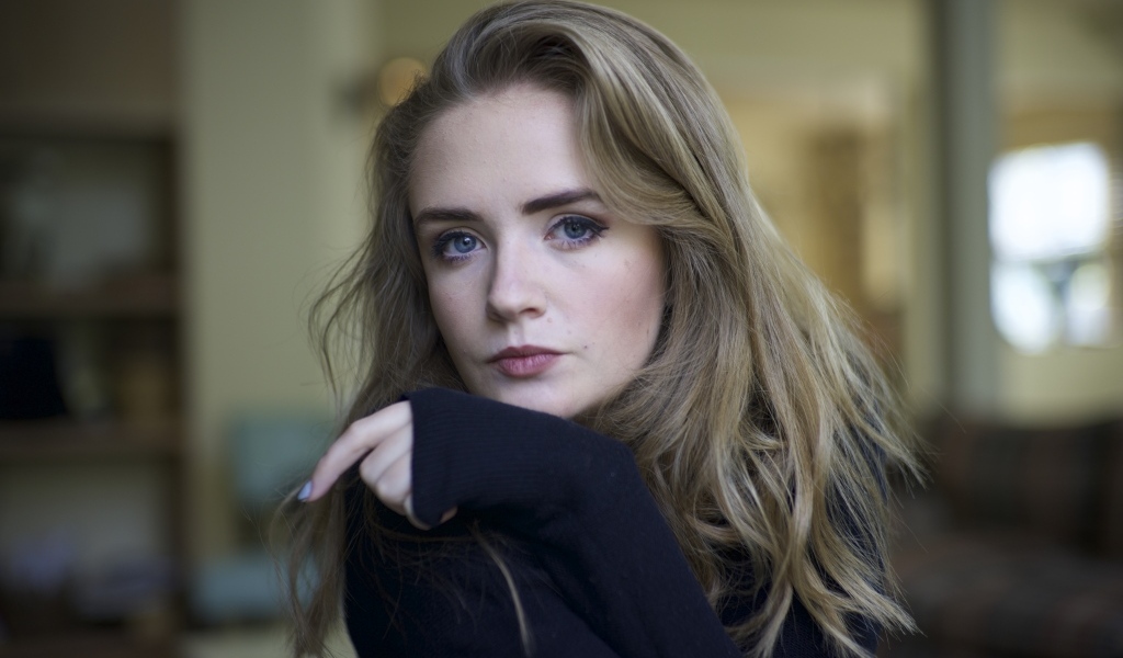 Голубоглазая девушка в черном свитере