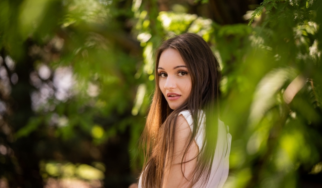 Кареглазая девушка брюнетка в зарослях