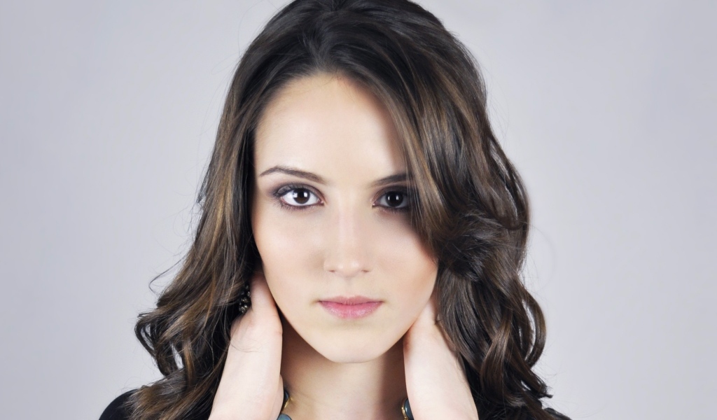 Кареглазая девушка на сером фоне