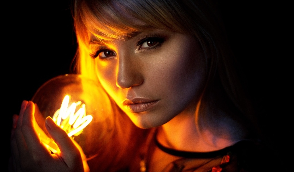 Кареглазая девушка с лампочкой в руках